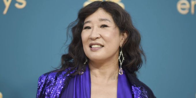 Sandra Oh in ihrem lilafarbenen Outfit. Sandra Oh