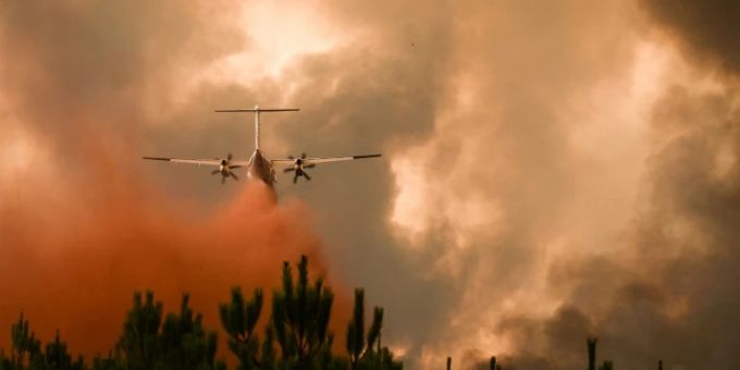 Feuer bei Bordeaux: Alleine in Frankreich wurden durch Brände mehr als eine Million Tonnen Kohlendioxid freigesetzt. waldbrand