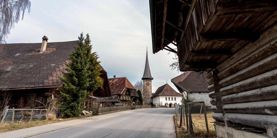 Die Dorfstrasse von Rüderswil im Emmental.