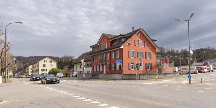 Beim «Roten Hotel» in Gebenstorf handelt es sich Herberge, die um 1830 von der Kunz’schen Spinnerei in Windisch gebaut wurde.