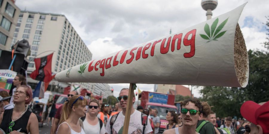 Teilnehmer halten einen riesigen Joint mit der Aufschrift "Legalisierung" bei der 23. Hanfparade für eine Legalisierung von Cannabis.