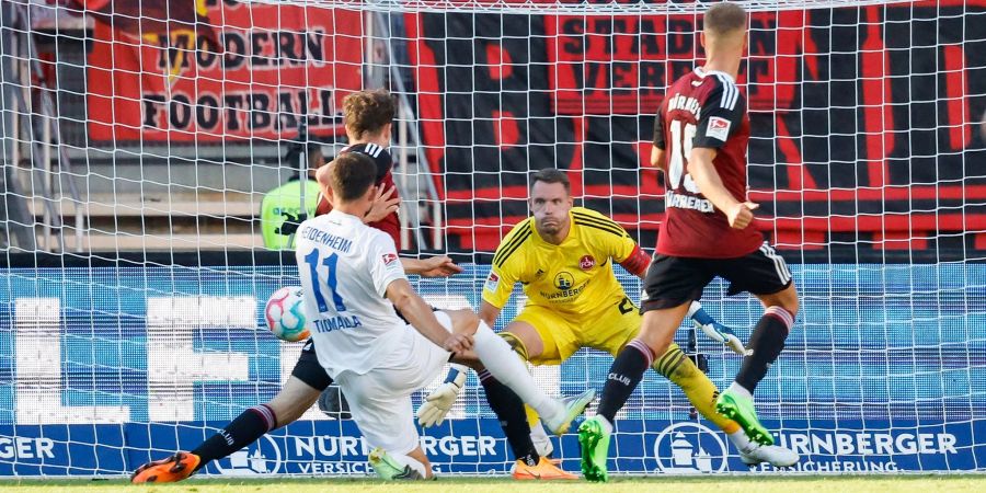 Heidenheims Denis Thomalla (l) bringt den Ball im Tor unter, Nürnbergs Torwart Christian Mathenia (hinten) ist machtlos.