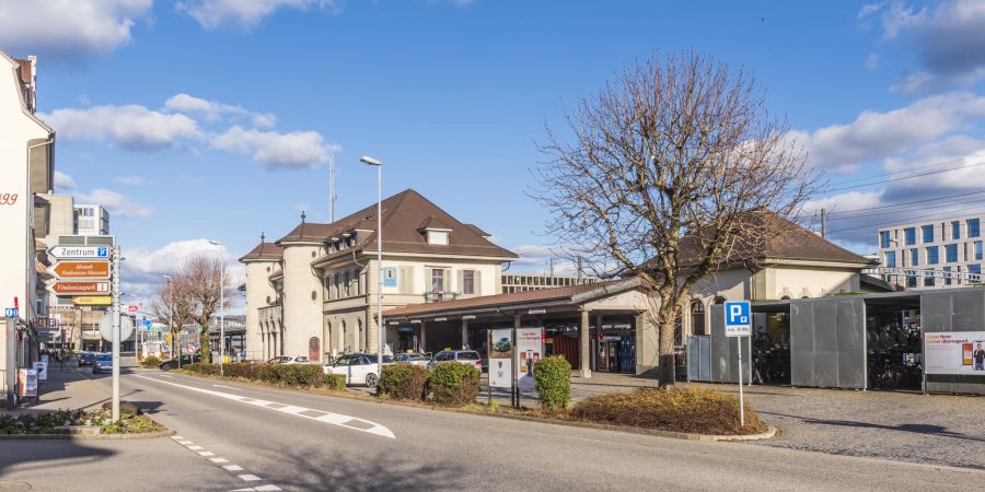 Das Bahnhofgebäude Brugg wurde 1856 eröffnet. Der Mitteilteil soll an die Brugger Stadtmauer erinnern.