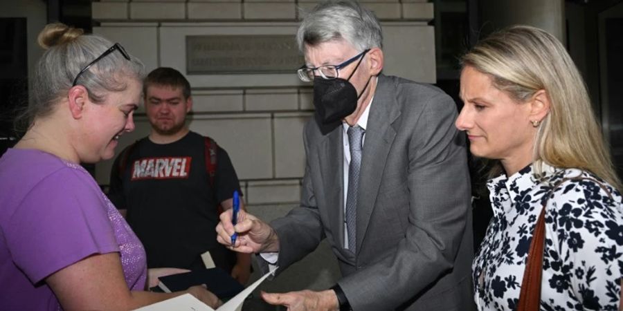 King gibt nach Gerichtstermin Autogramme