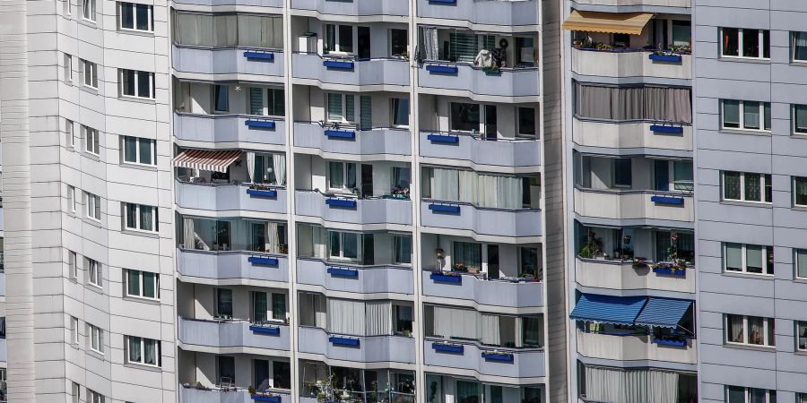 Wohnhäuser im Berliner Stadtteil Marzahn. Trotz der schwachen Wirtschaft und kräftig gestiegener Zinsen sind in Deutschland erneut weniger Immobilien zwangsversteigert worden.