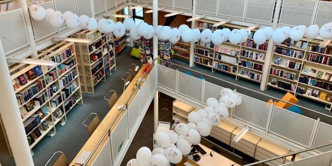 Die Gemeindebibliothek Cham, geschmückt mit Ballons zum 30-jährigen Jubiläum. Die Gemeindebibliothek Cham