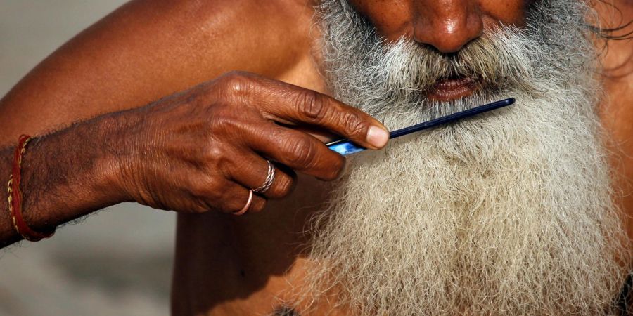 Ein strenggläubiger Hindu, ein «Sadhu» (Heiliger Mann), kämmt sich im Tempel Pashupatinath seinen Bart.