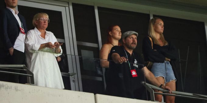 Kölns gesperrter Trainer Steffen Baumgart musste von einem Tribünenplatz auf das Spiel schauen. Kölns gesperrter Trainer Steffen Baumgart musste von einem Tribünenplatz auf das Spiel schauen.