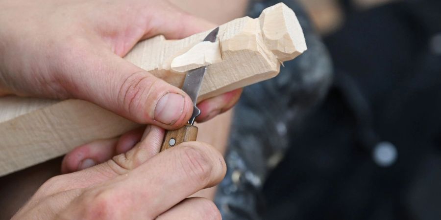 An der Berufsfachschule für Holzbildhauer wird den Schülern eine traditionelle Handwerkstechnik beigebracht.