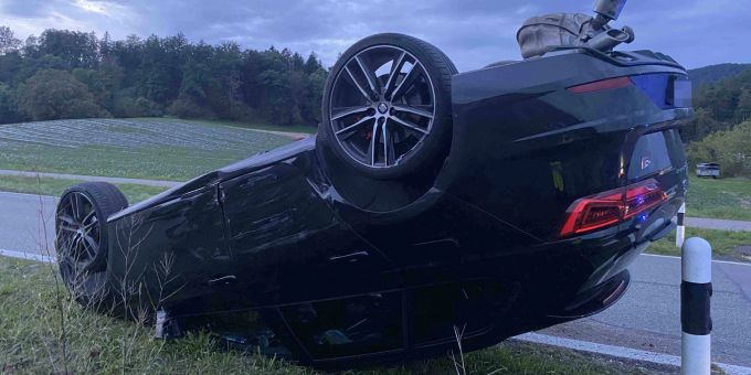 Würenlos: Auto nach Kollision auf Dach gelandet Würenlos: Auto nach Kollision auf Dach gelandet