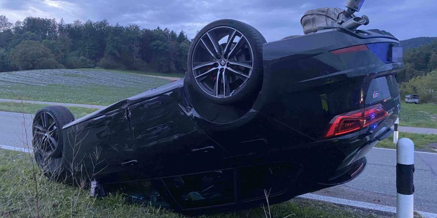 Würenlos: Auto nach Kollision auf Dach gelandet