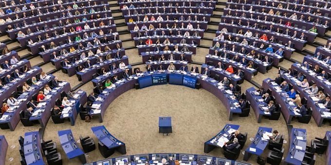 Abgeordnete sitzen im Gebäude des Europäischen Parlaments und stimmen über die sogenannte «Renewable Energy Directive» ab. Zudem soll über eine Neufassung zur Restrukturierung der EU-Rahmenvorschriften zu Steuern für Energieerzeugnisse und Haushaltspläne abgestimmt werden. Foto: Philipp von Ditfurth/dpa Abgeordnete sitzen im Gebäude des Europäischen Parlaments und stimmen über die sogenannte «Renewable Energy Directive» ab. Zudem soll über eine Neufassung zur Restrukturierung der EU-Rahmenvorschriften zu Steuern für Energieerzeugnisse und Haushaltspläne abgestimmt werden. Foto: Philipp von Ditfurth/dpa