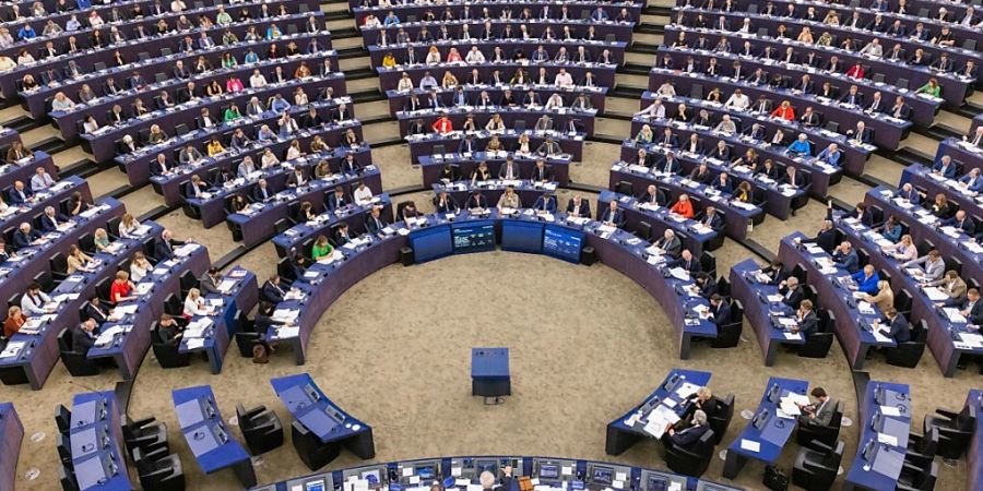 Abgeordnete sitzen im Gebäude des Europäischen Parlaments und stimmen über die sogenannte «Renewable Energy Directive» ab. Zudem soll über eine Neufassung zur Restrukturierung der EU-Rahmenvorschriften zu Steuern für Energieerzeugnisse und Haushaltspläne abgestimmt werden. Foto: Philipp von Ditfurth/dpa