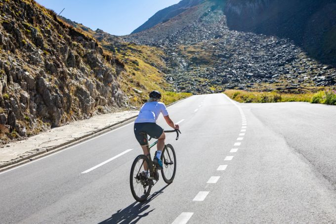 Monika Sattler auf dem Nufenenpass auf ihrem Weg nach oben Monika Sattler auf ihrem Velo