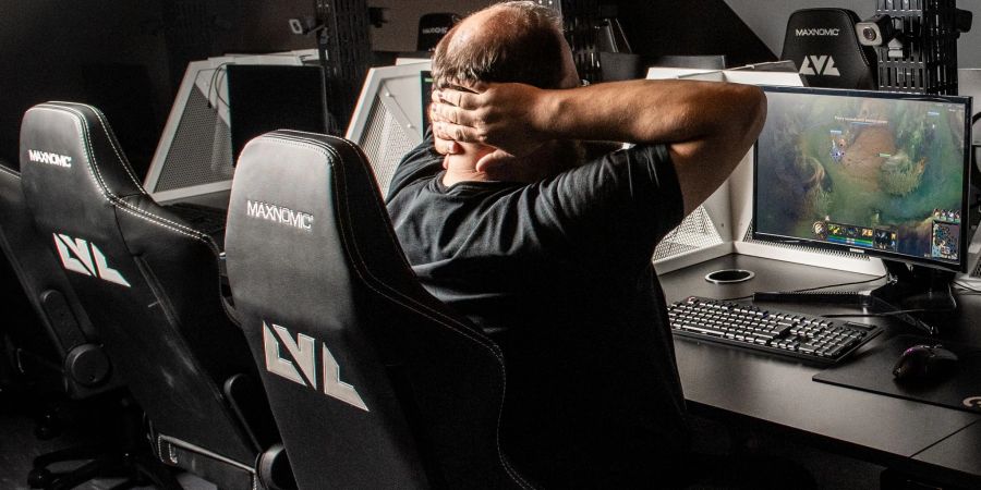 Wer spielt, sitzt oft lange vorm Bildschirm. Regelmässige Pausen und kurze Übungen können Nackenschmerzen vorbeugen.
