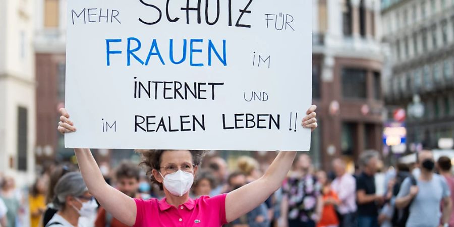 ARCHIV - Eine Frau hält während der Gedenkveranstaltung der Initiative #YesWeCare im Andenken an die oberösterreichische Ärztin Lisa-Maria Kellermayr am Stephansplatz ein Protestplakat in die Höhe. Foto: Georg Hochmuth/APA/dpa