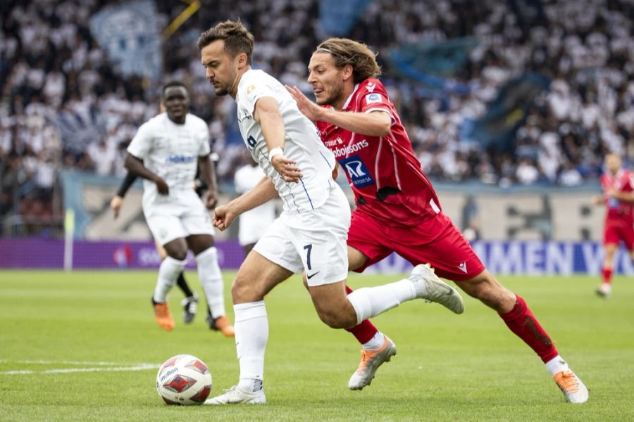 Zürichs Bledian Krasniqi (l.) eilt seinem Gegenspieler Numa Lavanchy davon.