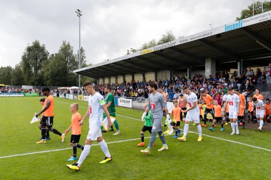 Vor schöner Kulisse betreten die beiden Teams in Schötz (LU) das Feld.