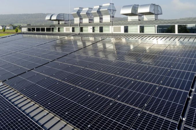 Die AMAG Gruppe investiert 100 Millionen Franken in neue PV- und Ladeanlagen. Auto