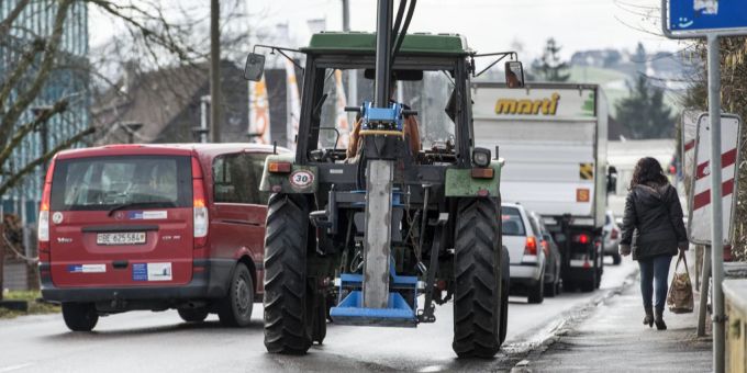 Vier Teenager sind angezeigt worden, weil sie mit ihren Traktoren zur Schule fuhren. (Symbolbild) Traktor