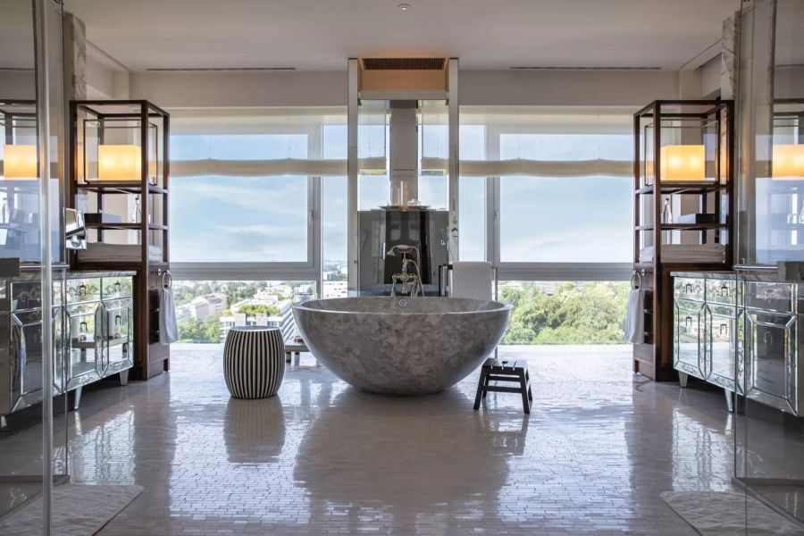 Das wohl Exklusivste an der «Residenz» im Intercontinental: Die freistehende Badewanne aus weissem Marmor.