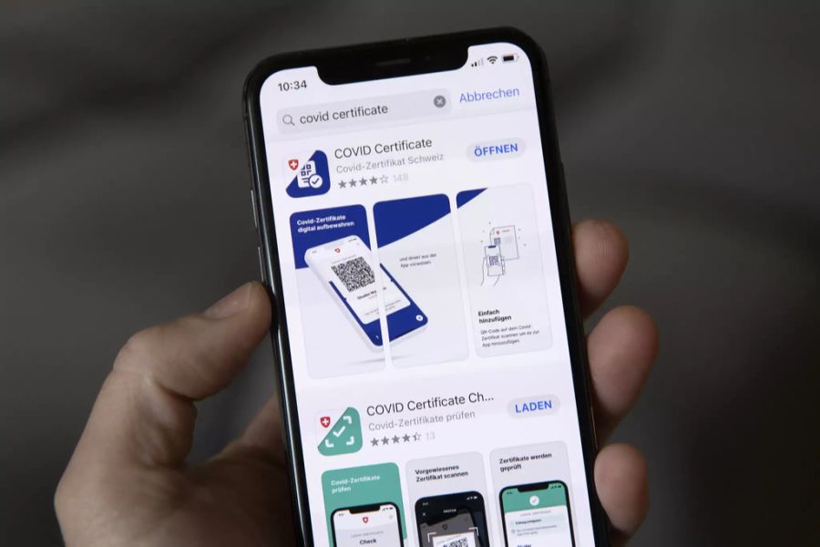 Die App Covid-Zertifikat-Schweiz wird im Appstore auf einem Mobiltelefon angezeigt, am Mittwoch, 9. Juni 2021 in Bern.