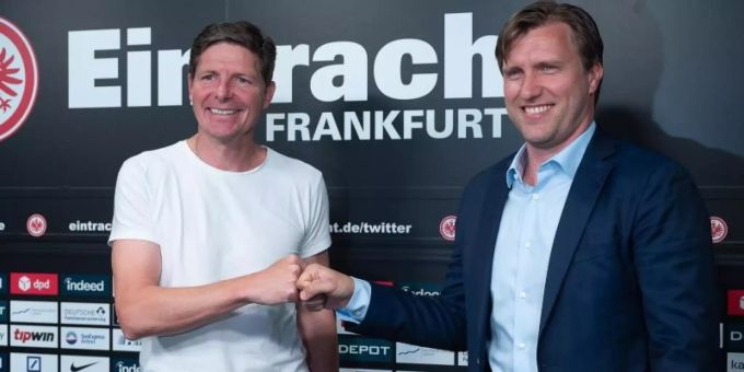 Sportvorstand Markus Krösche begrüsst Frankfurts neuen Trainer Oliver Glasner (l). Foto: Sebastian Gollnow/dpa Sportvorstand Markus Krösche begrüsst Frankfurts neuen Trainer Oliver Glasner (l). Foto: Sebastian Gollnow/dpa