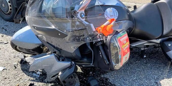 Der Verkehr wurde einspurig an der Unfallstelle vorbeigeführt. Kantonspolizei Glarus
