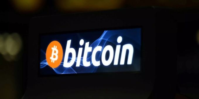 Bitcoin-Logo auf einem Geldautomaten in San Salvador Bitcoin-Logo auf einem Geldautomaten in San Salvador