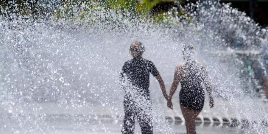 Laut einer Studie kommen junge Menschen immer besser mit ihrem Geld zurecht. Und trotz der Corona-Krise blicken viele den Angaben zufolge optimistisch auf ihre berufliche Zukunft. Foto: Sven Hoppe/dpa