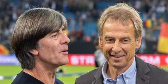 Jürgen Klinsmann (r) bewundert die Arbeit von Bundestrainer Joachim Löw (l). Foto: Robert Michael/dpa-Zentralbild/dpa Jürgen Klinsmann (r) bewundert die Arbeit von Bundestrainer Joachim Löw (l). Foto: Robert Michael/dpa-Zentralbild/dpa