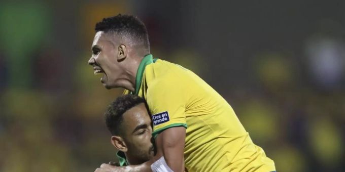 Brasiliens Matheus Cunha (l) und sein Mannschaftskollege Paulinho jubeln gemeinsam über ein Tor. Foto: Fernando Vergara/AP/dpa Brasiliens Matheus Cunha (l) und sein Mannschaftskollege Paulinho jubeln gemeinsam über ein Tor. Foto: Fernando Vergara/AP/dpa