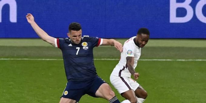 Der Schotte John McGinn (l) ist im Zweikampf vor Raheem Sterling am Ball. Foto: Facundo Arrizabalaga/Pool EPA/AP/dpa Der Schotte John McGinn (l) ist im Zweikampf vor Raheem Sterling am Ball. Foto: Facundo Arrizabalaga/Pool EPA/AP/dpa