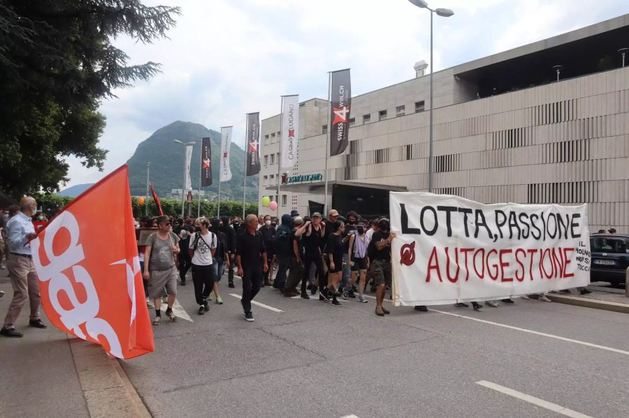 Die Demonstration bewegt sich in Richung  Autonomes Zentrum.