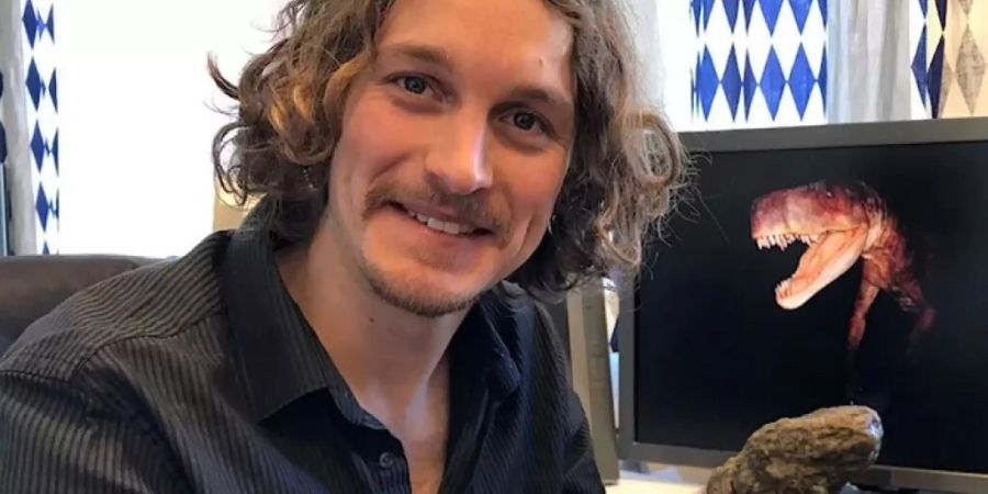 Martin Qvarnström hält eine 210 Millionen Jahre alte fossile Kotkruste eines Dinosauriers in der Hand. In einem ähnlichen Stück hat er fast vollständige Überreste einer Käferart gefunden - samt der filigranen Beinchen. (Pressebild Björn Gunér)