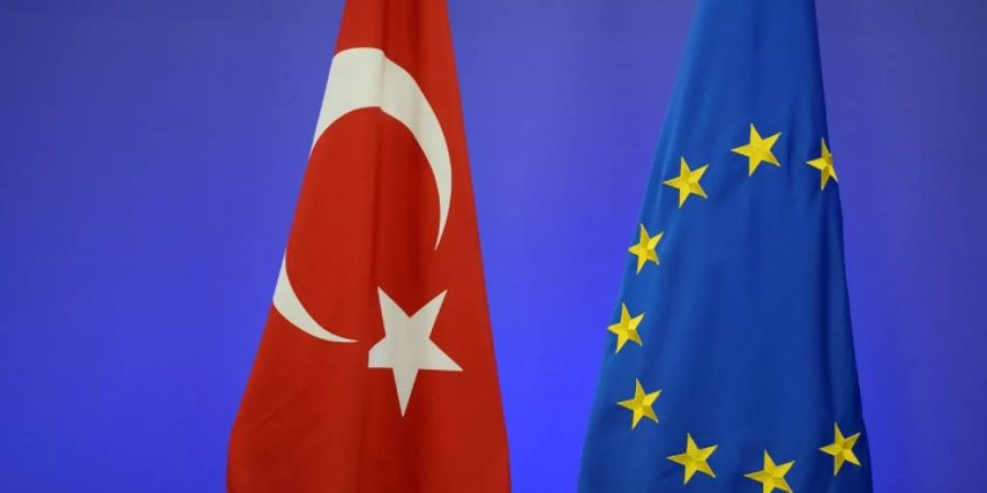 Flaggen der Türkei und der EU