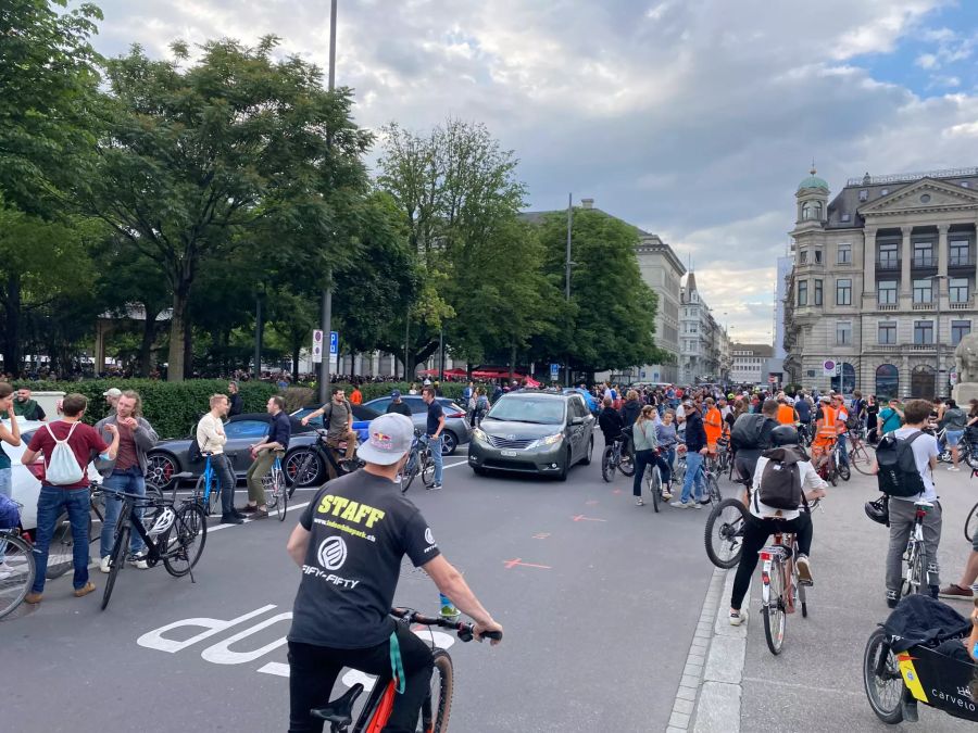 Die Demo auf den Velos ist im Gange.