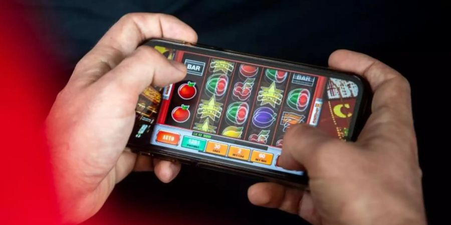 Mit dem neuen Glücksspielstaatsvertrag werden bisher verbotene virtuelle Automatenspiele im Internet sowie Online-Casinos mit Poker oder Roulette erlaubt. Foto: Sina Schuldt/dpa