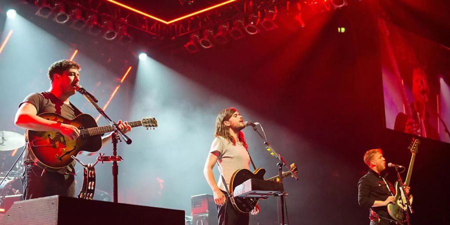 ARCHIV - Die Band Mumford Sons mit Marcus Mumford (l-r), Winston Marshall und Ted Dwane tritt in der Barclaycard Arena auf. Foto: Daniel Bockwoldt/dpa