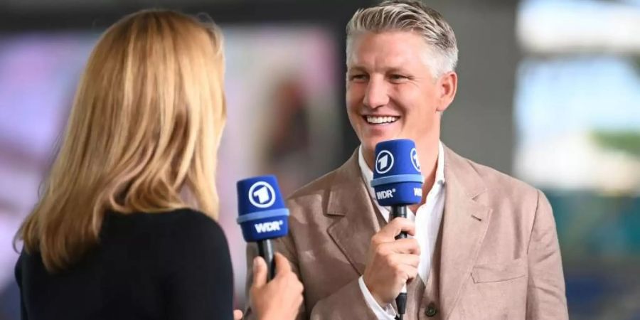 Bastian Schweinsteiger ist begeistert von Robin Gosens. Foto: Matthias Balk/dpa