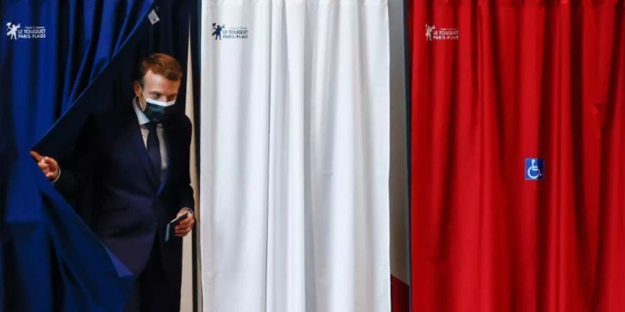 Präsident Emmanuel Macron bei der Stimmabgabe