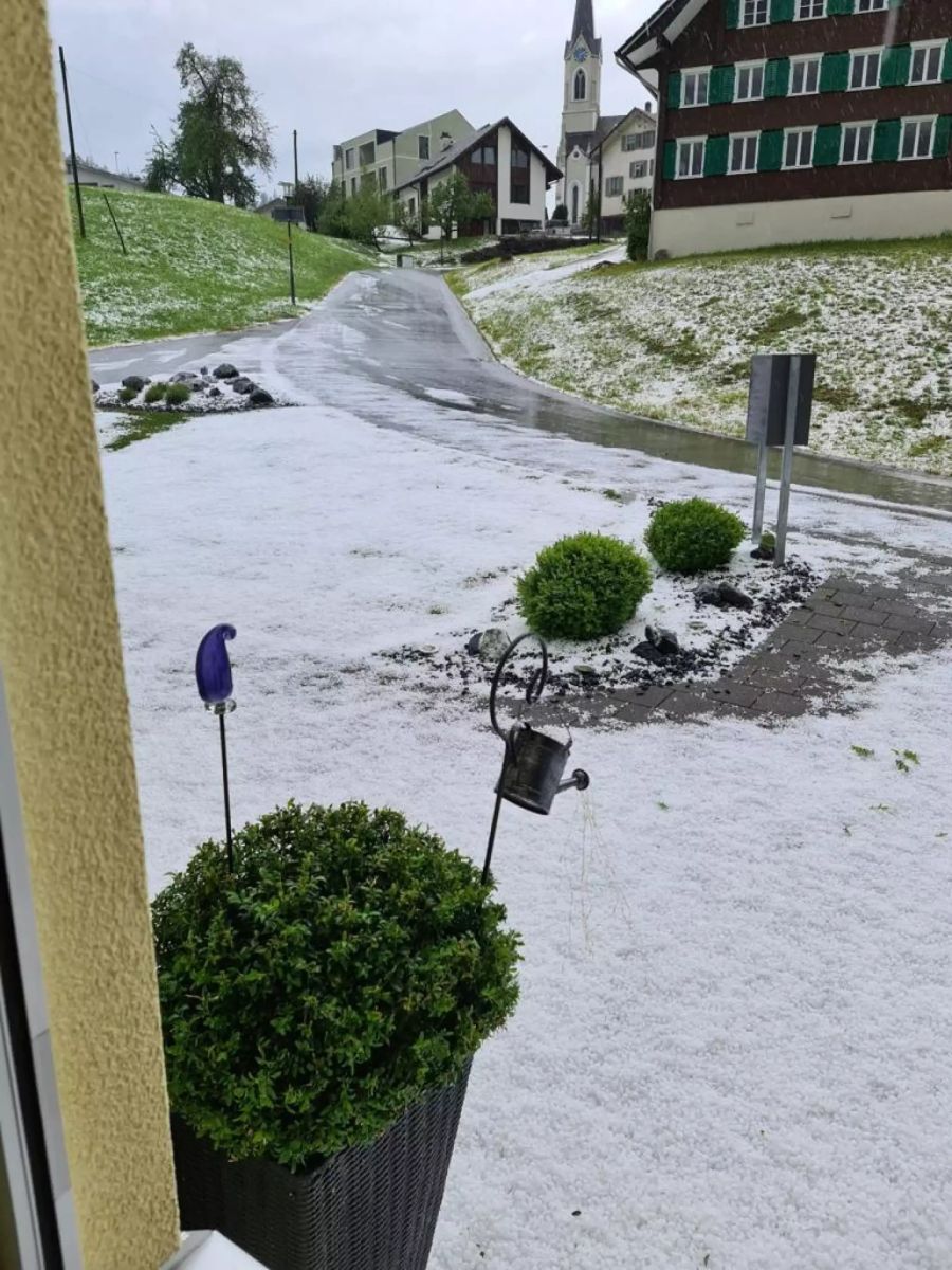 Eine weisse Decke aus Hagelkörnern in Doppleschwand LU.