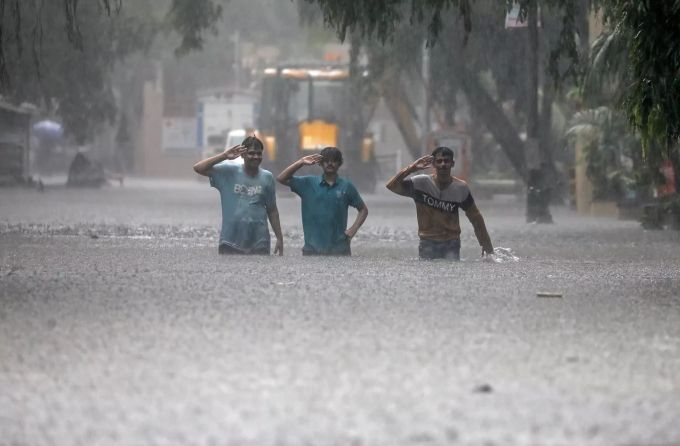 In Mumbai kam es wegen des Monsuns auch zu heftigen Überschwemmungen in der Stadt. Heavy rain in Mumbai