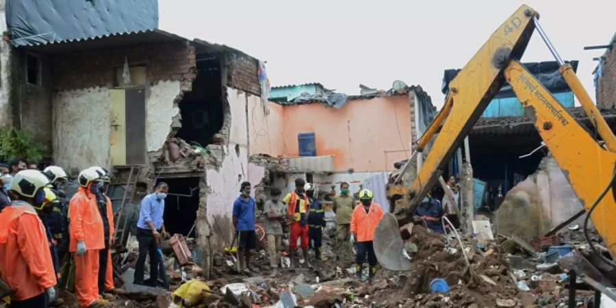 Suche nach Vermissten in den Trümmern in Mumbai