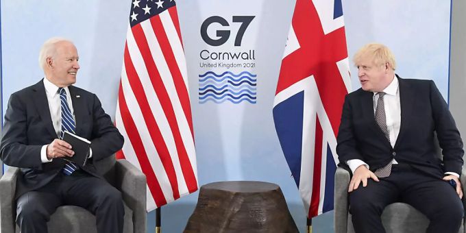 US-Präsident Joe Biden (l) und Grossbritanniens Premierminister Boris Johnson (r) sitzen während eines gemeinsamen Treffens vor dem G7-Gipfel in Carbis Bay in Cornwall zusammen. Foto: Toby Melville/reuters pool/AP/dpa US-Präsident Joe Biden (l) und Grossbritanniens Premierminister Boris Johnson (r) sitzen während eines gemeinsamen Treffens vor dem G7-Gipfel in Carbis Bay in Cornwall zusammen. Foto: Toby Melville/reuters pool/AP/dpa