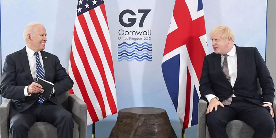 US-Präsident Joe Biden (l) und Grossbritanniens Premierminister Boris Johnson (r) sitzen während eines gemeinsamen Treffens vor dem G7-Gipfel in Carbis Bay in Cornwall zusammen. Foto: Toby Melville/reuters pool/AP/dpa