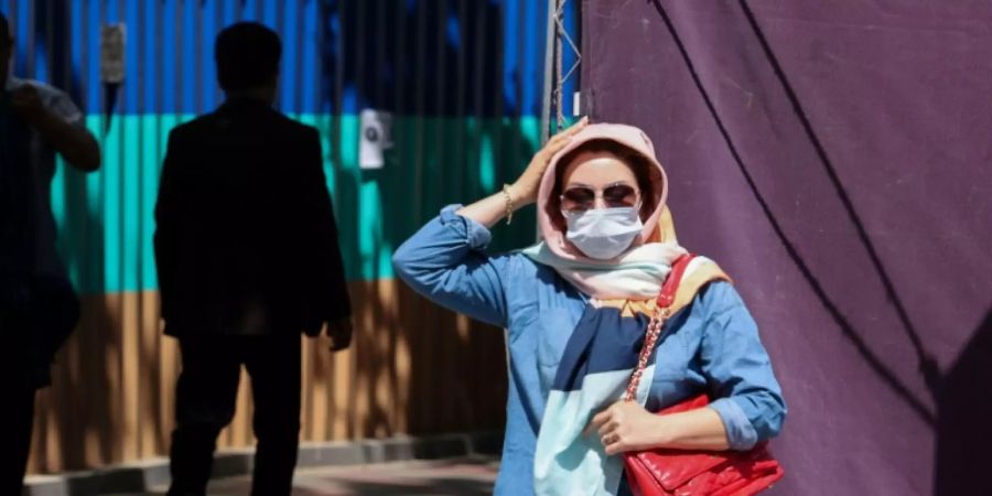 Iranerin mit Maske