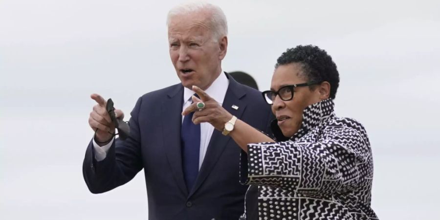 US-Präsident Joe Biden (l) mit Marcia Fudge, Ministerin für Wohnungsbau und Stadtentwicklung in Oklahoma. Foto: Evan Vucci/AP/dpa