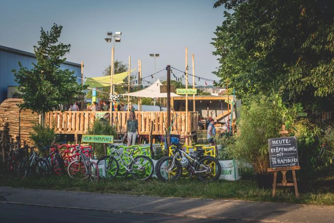 Die Überseh-Bar lädt vom 15. Juli bis 4. September 2021 zum Verweilen an der Bachstrasse in Villmergen ein. Überseh-Bar Villmergen