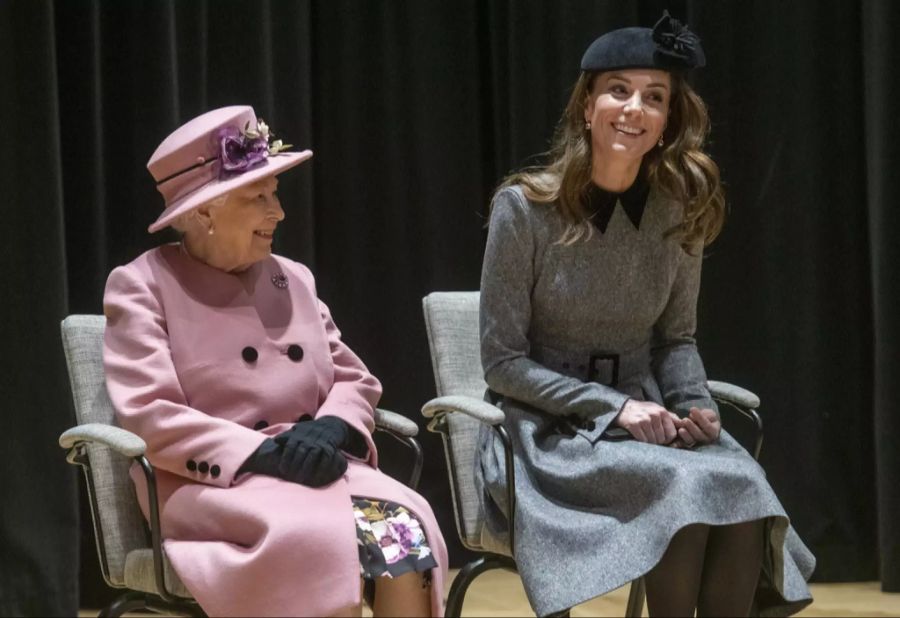 Queen Elizabeth II. und Kate Middleton wollen die Skandale um die Royal-Aussteiger gleich handhaben.